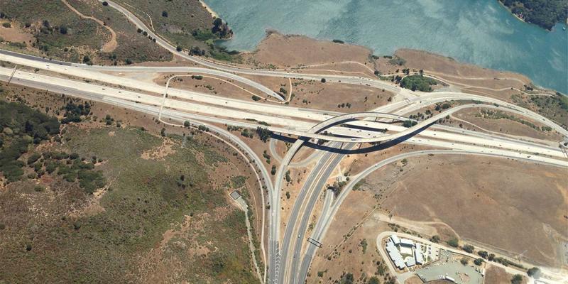 福州福隆评股师深度解析：消费行业投资策略——传统品牌韧性 vs 新消费浪潮